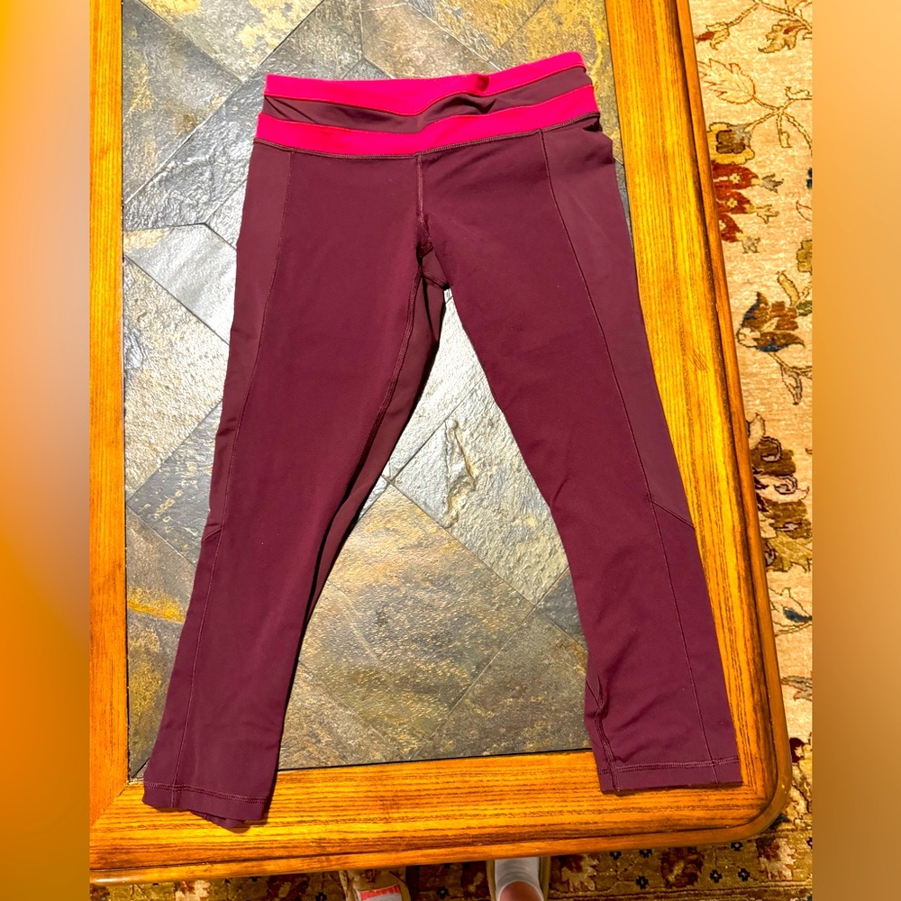 Lululemon Women's cropped running leggings, size 6, maroon.